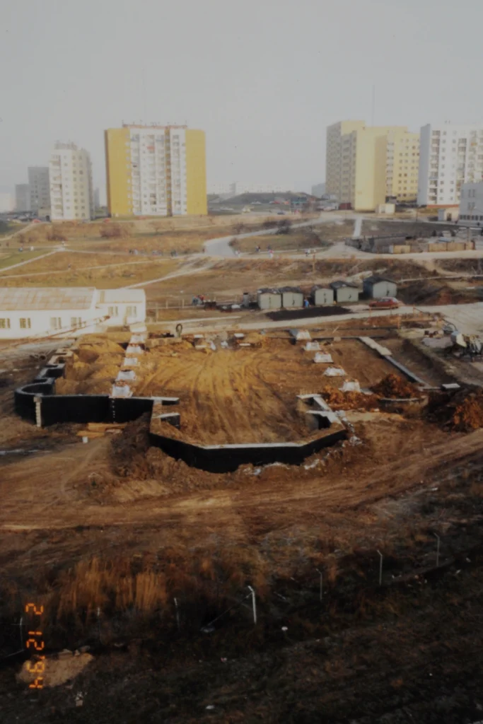 Widok ogólny placu budowy kościoła z&nbsp;wykonanymi fundamentami