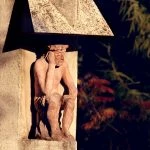 Rzeźba Chrystusa Frasobliwego o&nbsp;ludzkim obliczu, fotografia Alicji Janiak