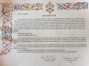 Ozdobny dekret kościelny z&nbsp;herbem papieskim i&nbsp;dekoracyjną bordiurą.