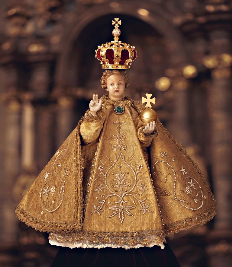 Figura Dzieciątka Jezus Praskiego w&nbsp;koronie i&nbsp;ozdobnej szacie.