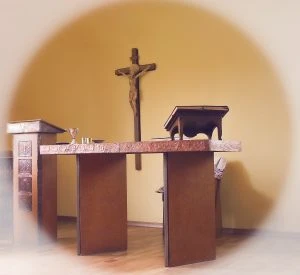 Ołtarz z krzyżem oraz amboną w prezbiterium kościoła.