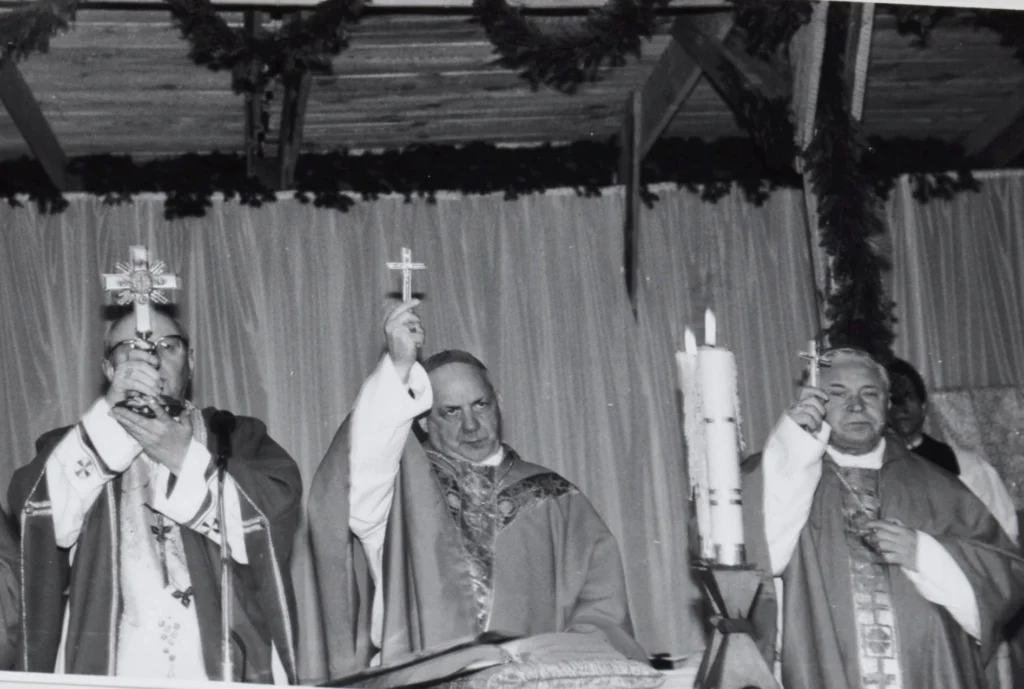 Duchowni z&nbsp;krzyżami podczas liturgii peregrynacji krzyża i&nbsp;poświęcenia nowego placu kościelnego