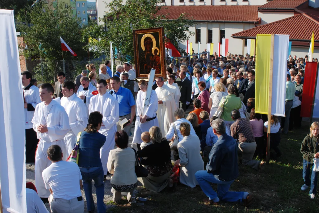 Procesja z&nbsp;obrazem Matki Bożej Częstochowskiej przy kościele