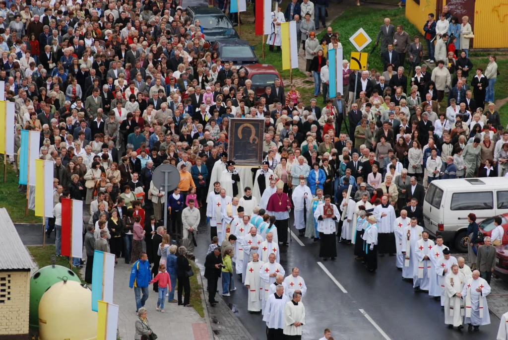 Wierni uczestniczący w&nbsp;procesji peregrynacji obrazu Matki Bożej Częstochowskiej