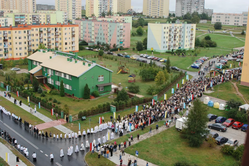 Widok z&nbsp;góry na procesję peregrynacji obrazu Matki Bożej Częstochowskiej