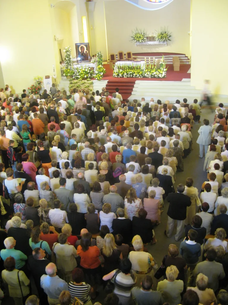 Wierni zgromadzeni w&nbsp;kościele podczas peregrynacji obrazu Matki Bożej Częstochowskiej