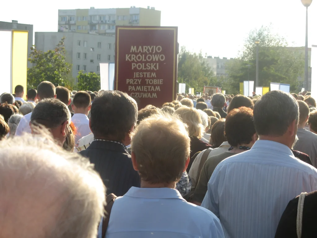 Wierni uczestniczący w&nbsp;procesji peregrynacji obrazu Matki Bożej Częstochowskiej