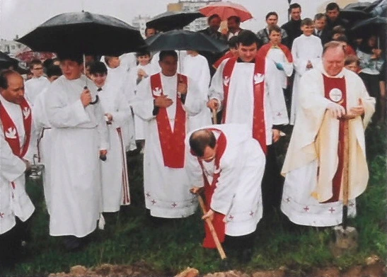 Uroczyste wbicie pierwszej łopaty rozpoczynające budowę kościoła