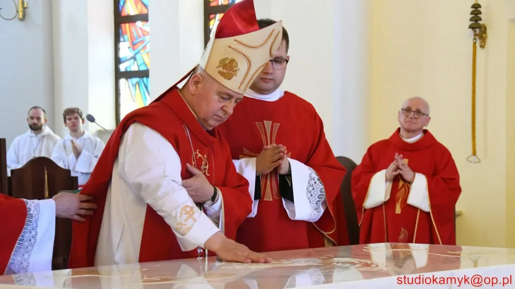 Biskup namaszcza ołtarz podczas uroczystości poświęcenia kościoła