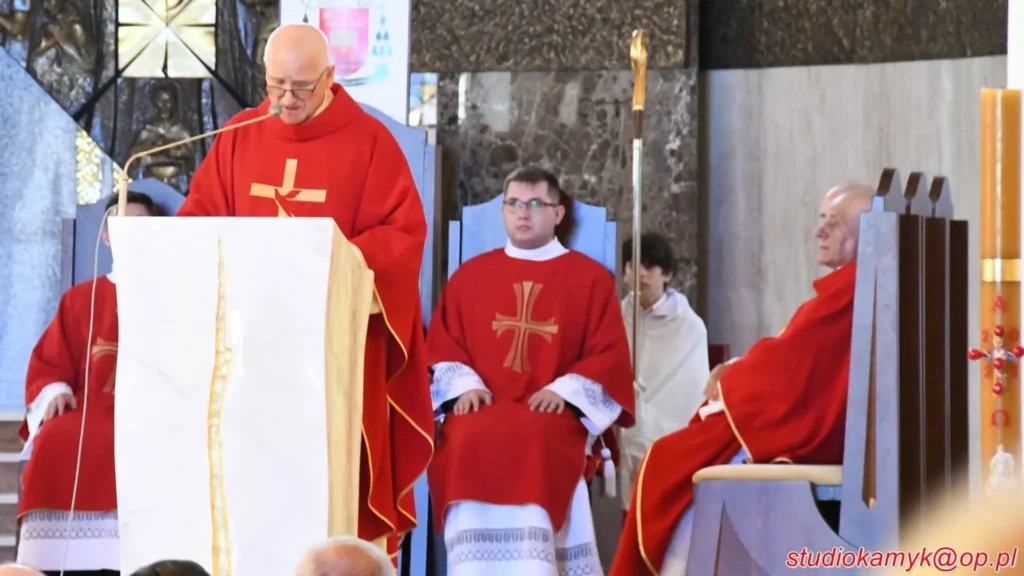 Ks. Proboszcz Marek Czarnota rzy ambonie podczas uroczystości poświęcenia kościoła