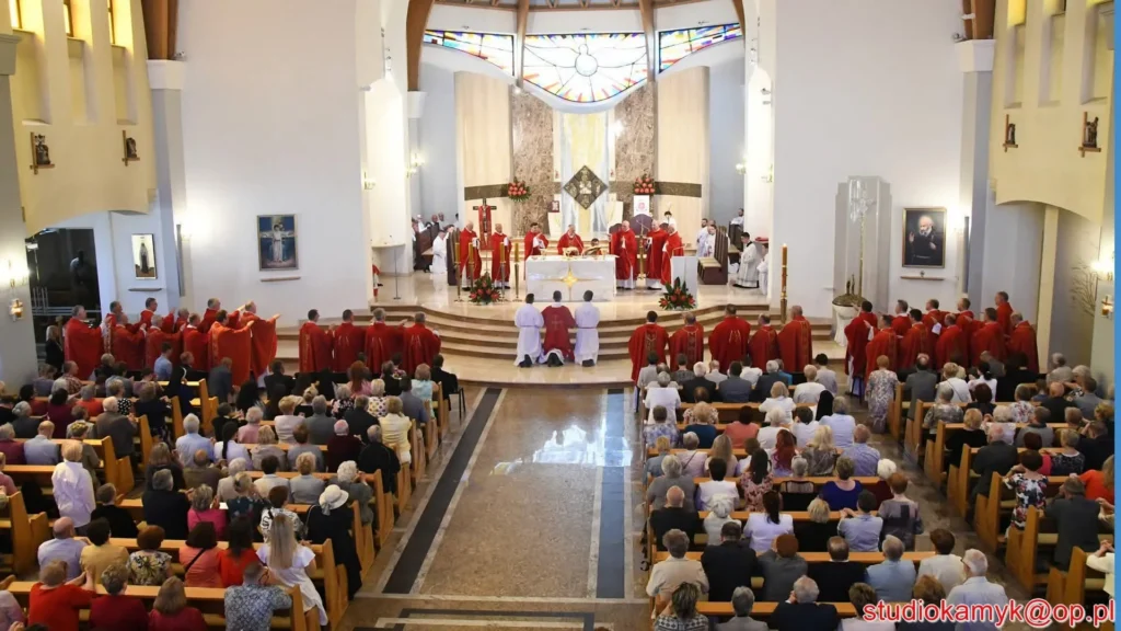Wierni i&nbsp;duchowieństwo podczas liturgii poświęcenia kościoła