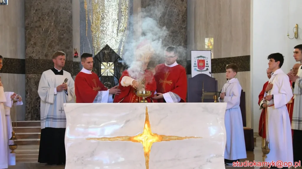 Okadzenie ołtarza podczas uroczystości poświęcenia kościoła