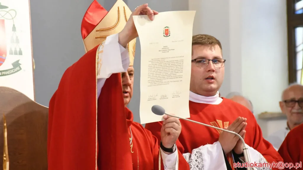 Biskup okazuje akt poświęcenia kościoła wiernym