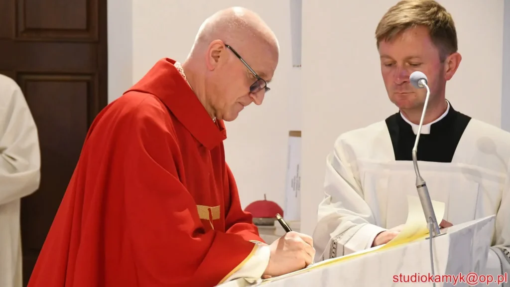 Podpisanie aktu poświęcenia kościoła podczas uroczystości