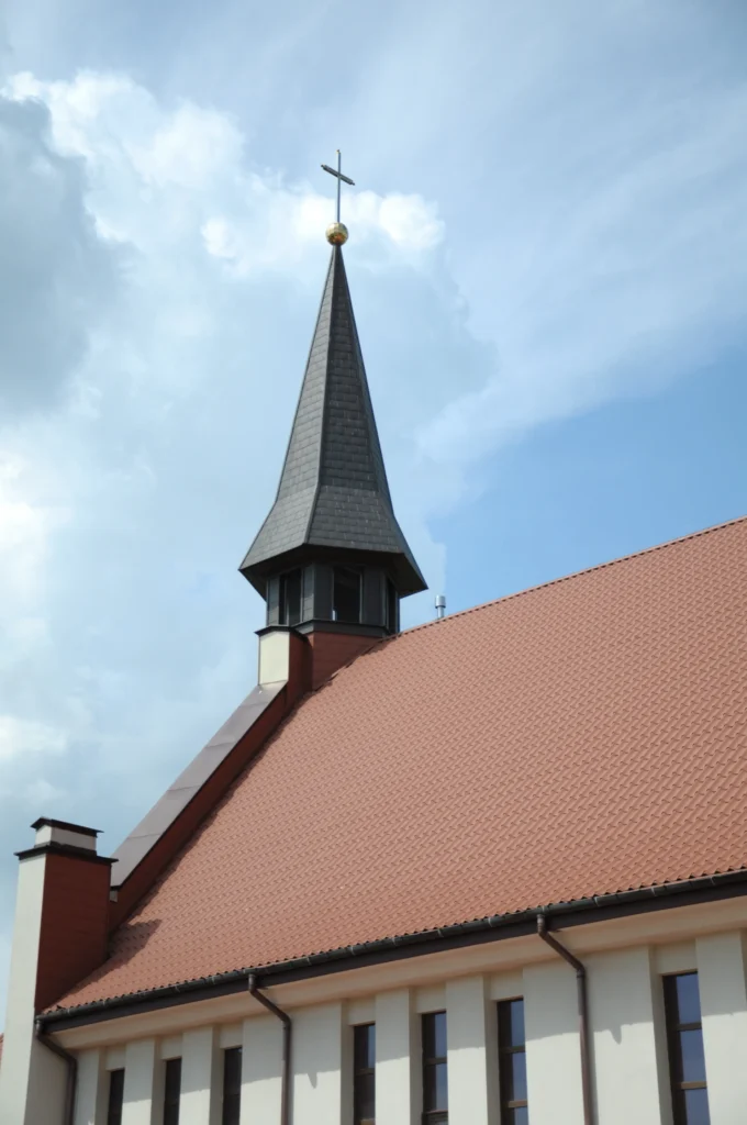 Sygnaturka z&nbsp;krzyżem na dachu kościoła
