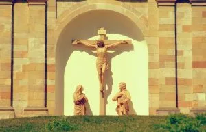 Krzyż z&nbsp;ukrzyżowanym Panem Jezusem oraz figurami Maryi i&nbsp;św. Jana przy kościele.