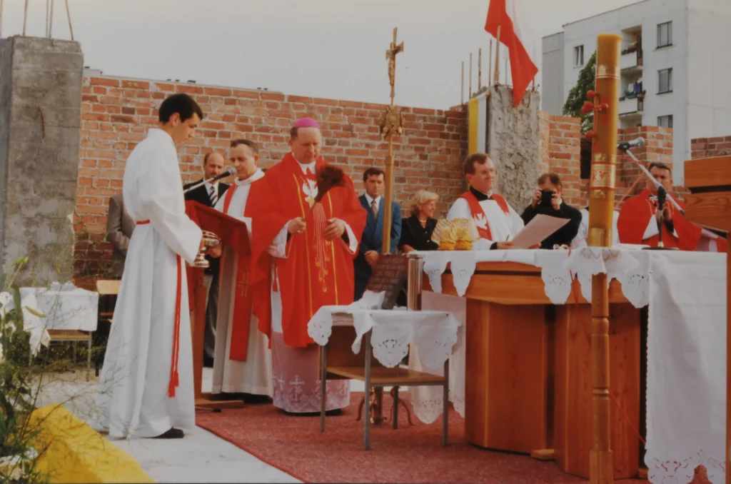 Bp Kazimierz Ryczan i&nbsp;ks. proboszcz Józef Doniec podczas uroczystości wmurowania kamienia węgielnego