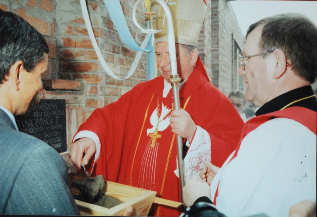Bp Kazimierz Ryczan dokonuje aktu wmurowania kamienia węgielnego w&nbsp;obecności ks. Józefa Dońca