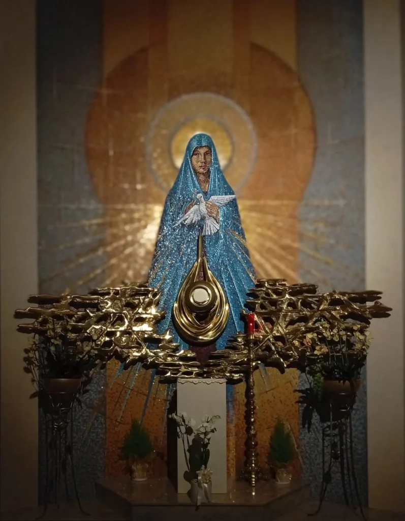 Mozaika Matki Bożej Oblubienicy Ducha Świętego w&nbsp;kaplicy